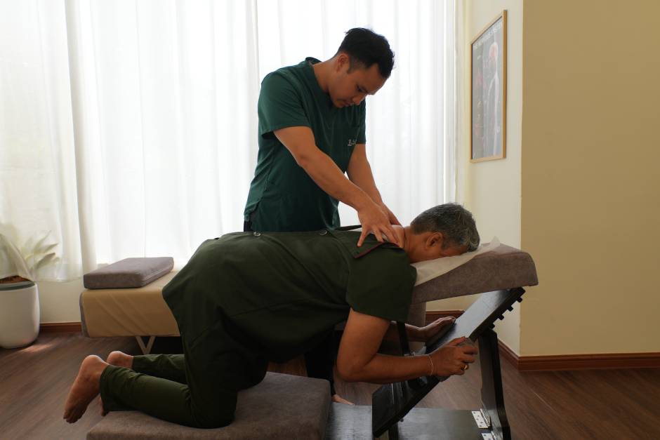 Modern Chiropractic Clinic Interior Design